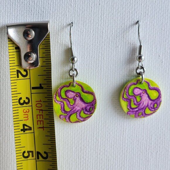 Octopus hand-painted  on green mini silver circle earrings ✦ cute & dainty ✦ - Picture 4 of 9